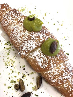 Croissant farcito alla crema di pistacchio di Bronte Dop